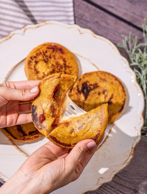 Arepas de platano maduro rellenas de queso y bocadillo - Imagen 3
